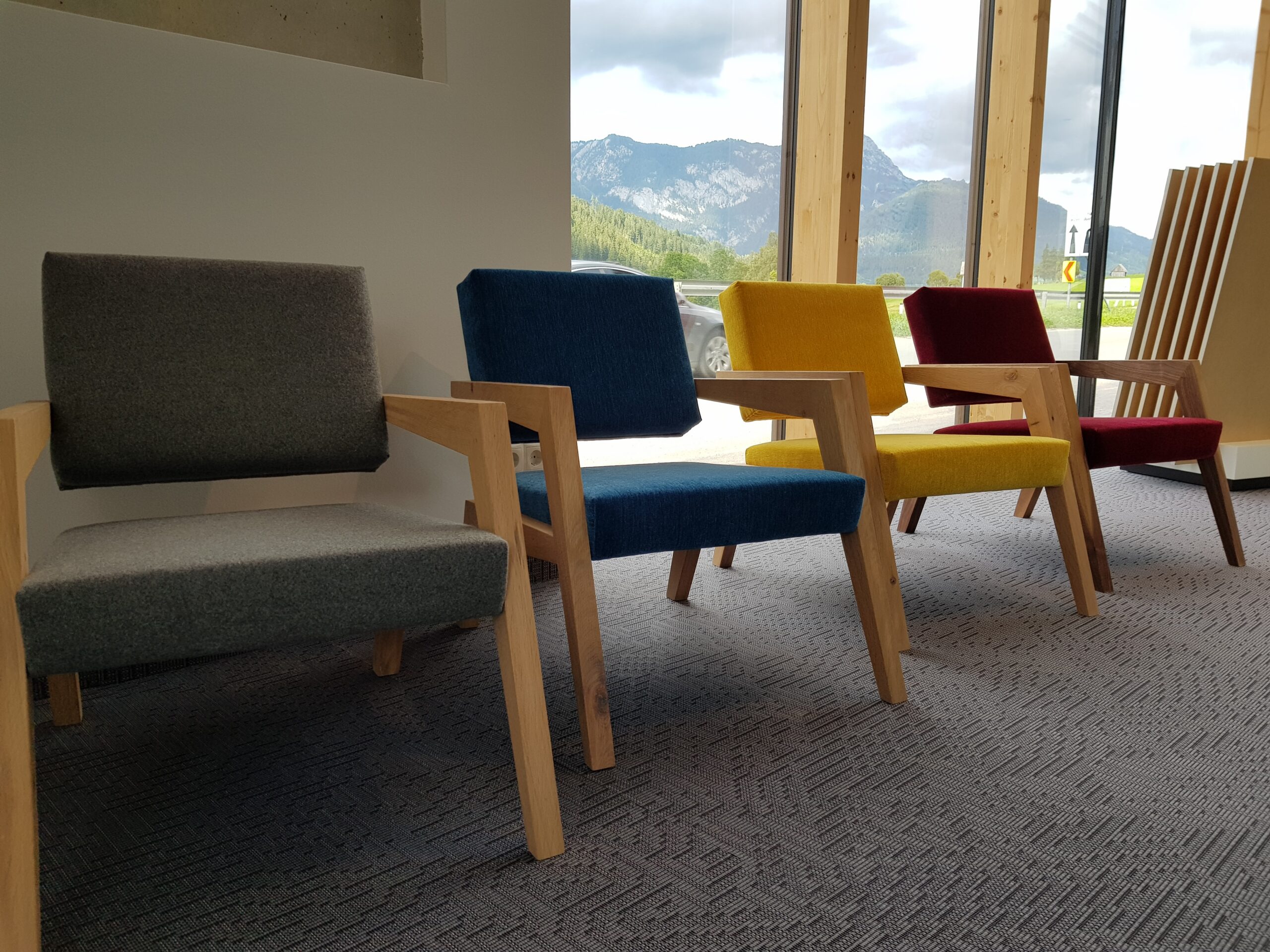 Designer Stuhl, in Holz, Textil rot – Bild 3