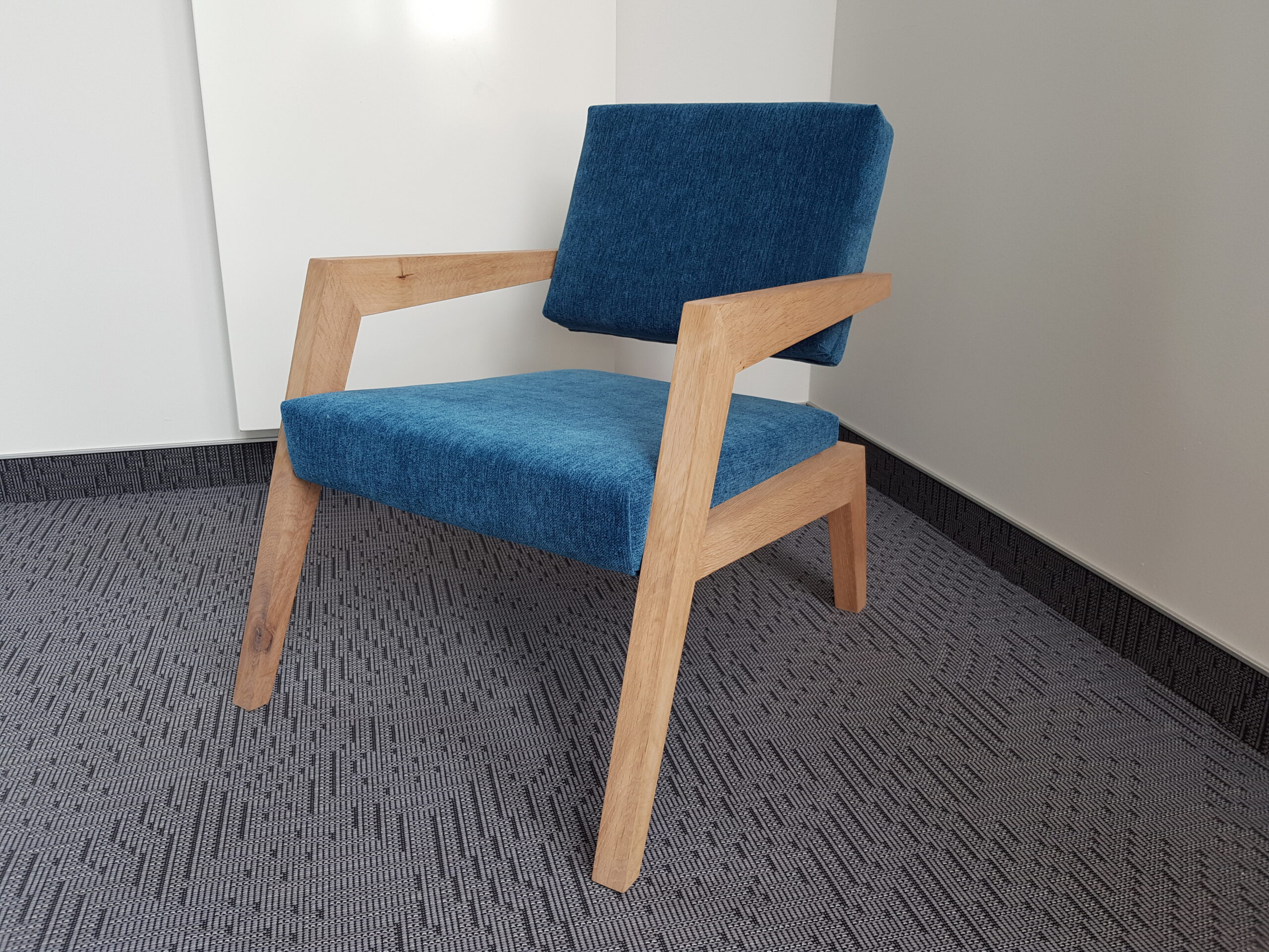 Designer Stuhl, in Holz, Textil rot – Bild 2