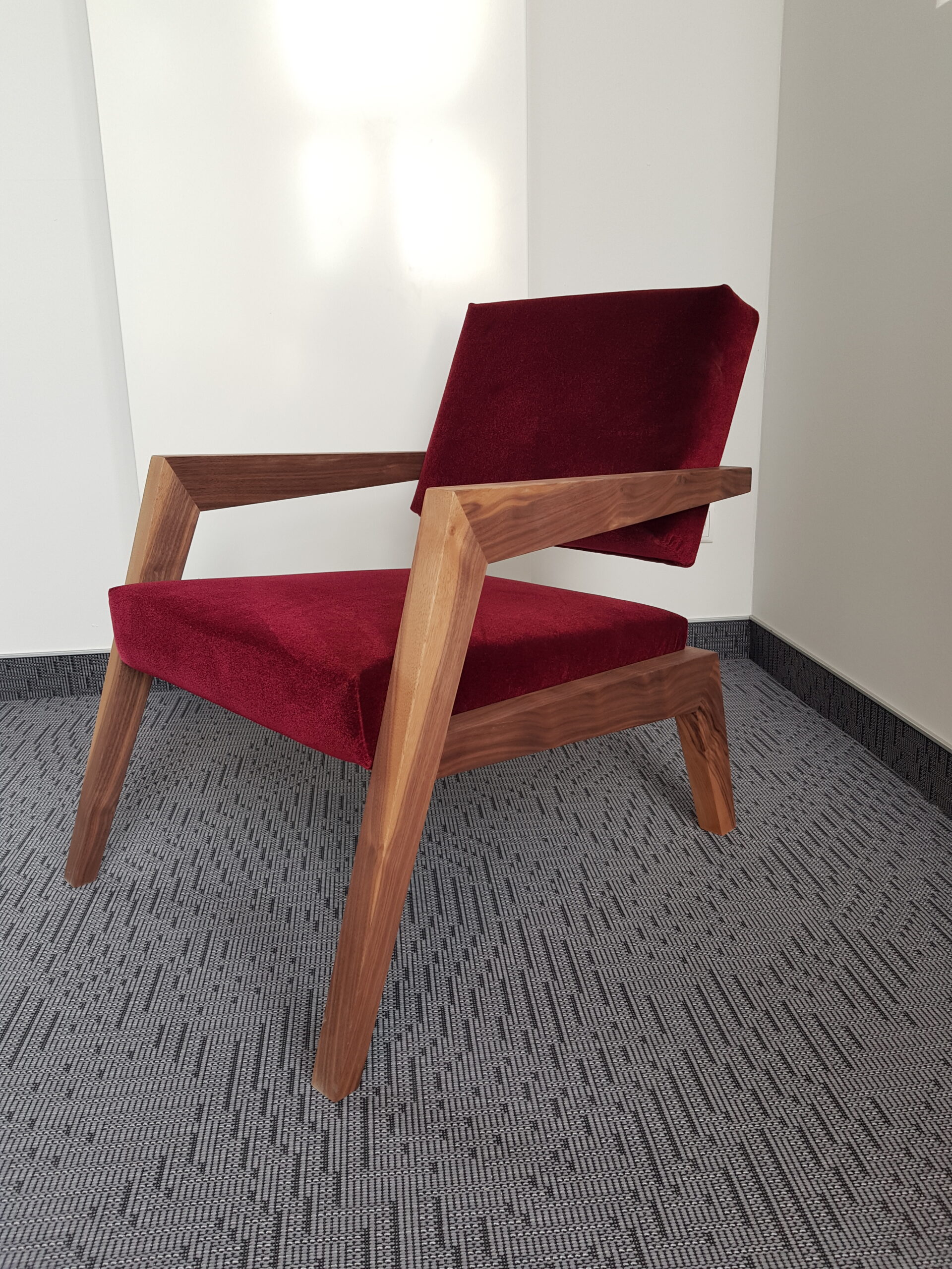 Designer Stuhl, in Holz, Textil rot